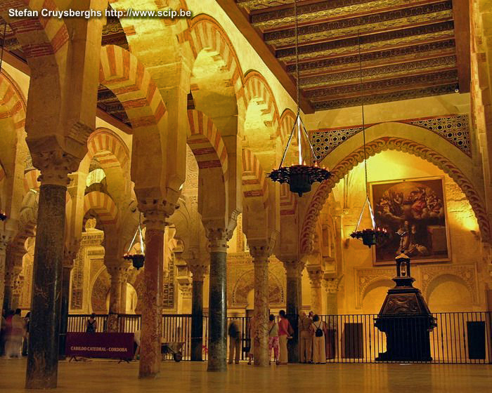 Cordoba - Mezquita In 1523 gaf Karel V de toestemming om de moskee om te bouwen tot kathedraal. Achteraf had hij daar echter spijt van. Ondanks het feit dat het ombouwen tot een Christelijke kathedraal cultuurhistorisch gezien een kapitale fout geweest is, is het nu een boeiend monument met een mix van allerlei bouwstijlen (moors, barok, renaissance). Stefan Cruysberghs